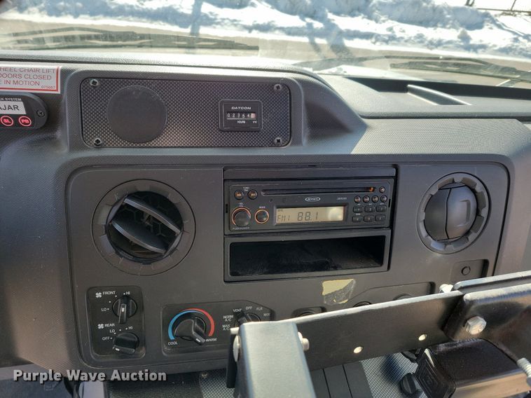 image for item DO4171 2010 Ford E450 Super Duty  shuttle bus