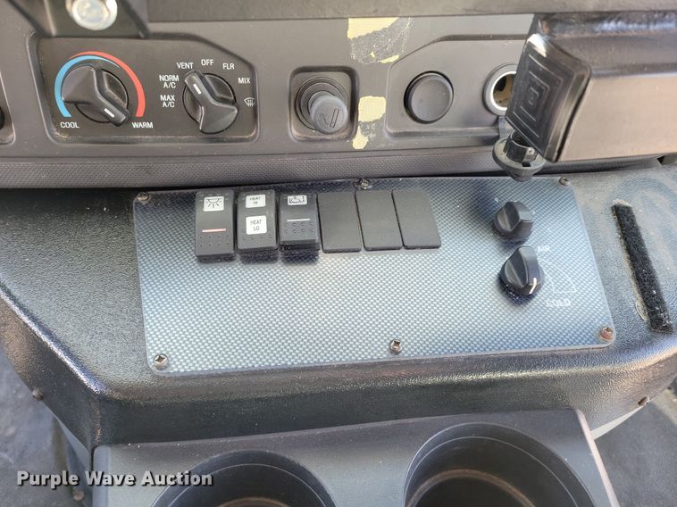 image for item DO4171 2010 Ford E450 Super Duty  shuttle bus