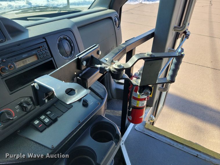 image for item DO4171 2010 Ford E450 Super Duty  shuttle bus