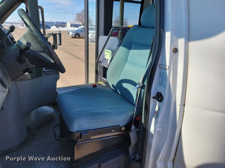 image for item DO4171 2010 Ford E450 Super Duty  shuttle bus