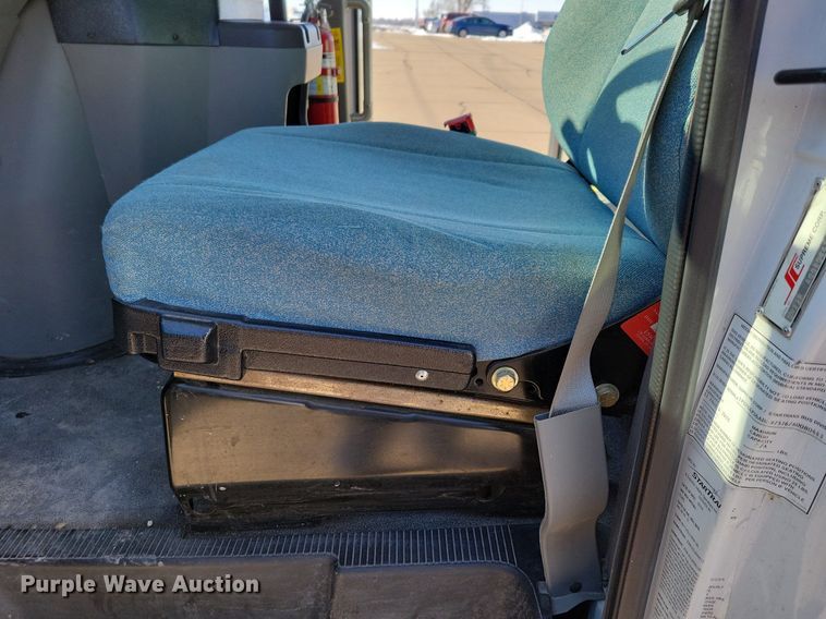 image for item DO4171 2010 Ford E450 Super Duty  shuttle bus