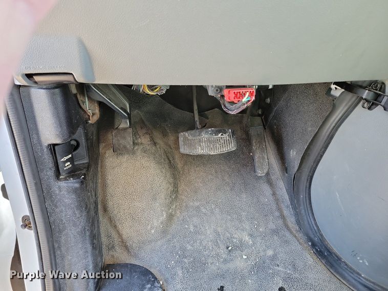 image for item DO4171 2010 Ford E450 Super Duty  shuttle bus