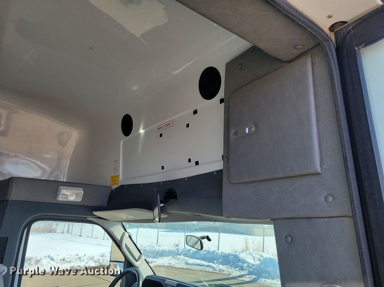 image for item DO4171 2010 Ford E450 Super Duty  shuttle bus