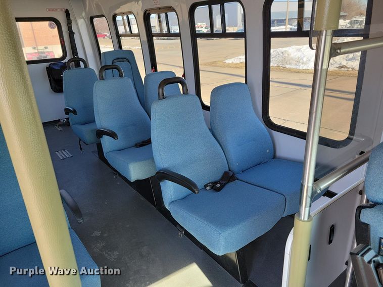 image for item DO4171 2010 Ford E450 Super Duty  shuttle bus