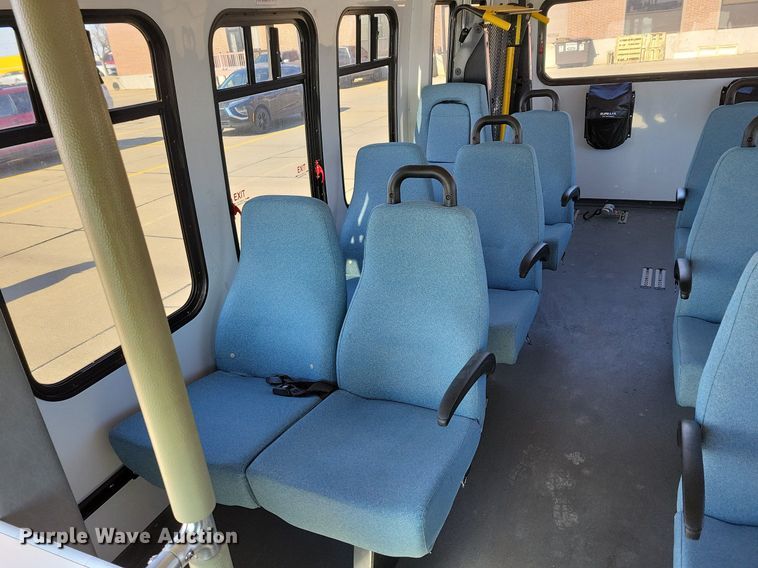 image for item DO4171 2010 Ford E450 Super Duty  shuttle bus