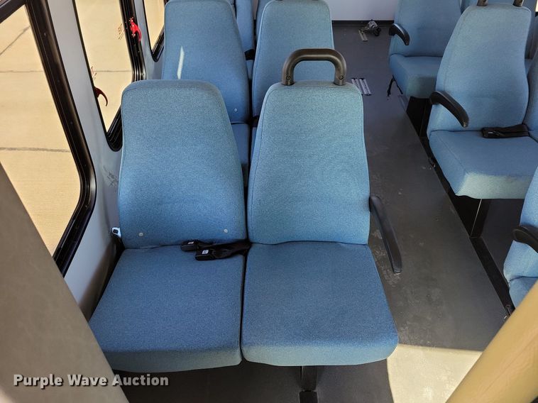 image for item DO4171 2010 Ford E450 Super Duty  shuttle bus