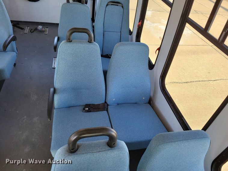 image for item DO4171 2010 Ford E450 Super Duty  shuttle bus