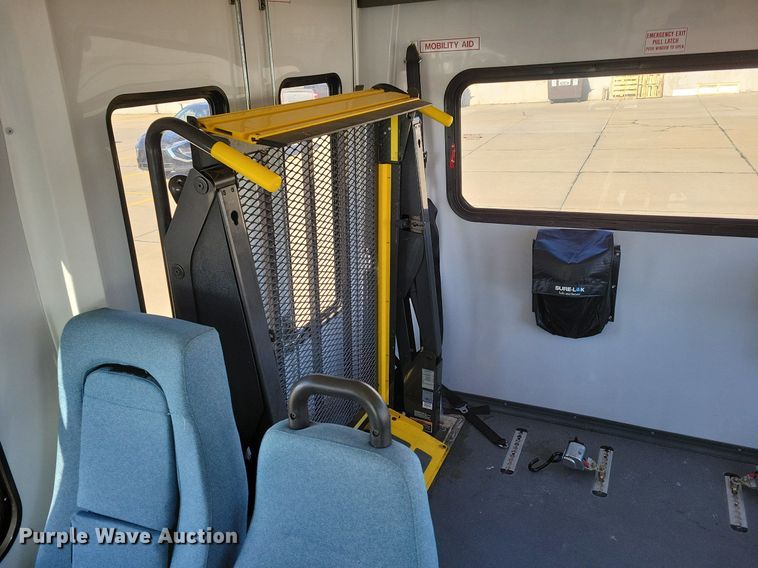 image for item DO4171 2010 Ford E450 Super Duty  shuttle bus