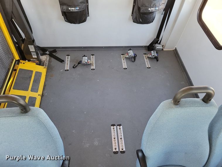 image for item DO4171 2010 Ford E450 Super Duty  shuttle bus