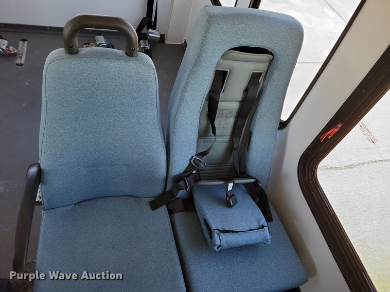 image for item DO4171 2010 Ford E450 Super Duty  shuttle bus