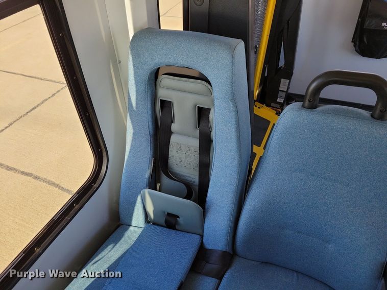 image for item DO4171 2010 Ford E450 Super Duty  shuttle bus