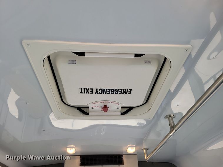 image for item DO4171 2010 Ford E450 Super Duty  shuttle bus