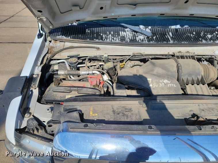 image for item DO4171 2010 Ford E450 Super Duty  shuttle bus