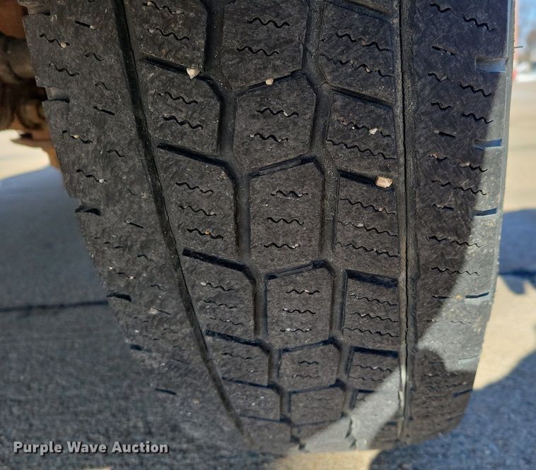 image for item DO4171 2010 Ford E450 Super Duty  shuttle bus