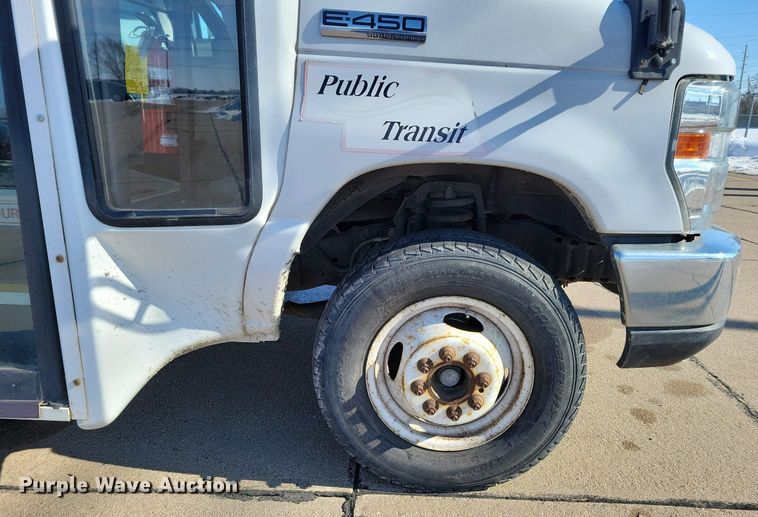 image for item DO4171 2010 Ford E450 Super Duty  shuttle bus