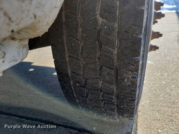 image for item DO4171 2010 Ford E450 Super Duty  shuttle bus