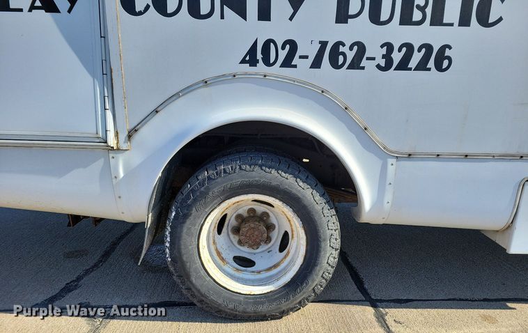 image for item DO4171 2010 Ford E450 Super Duty  shuttle bus