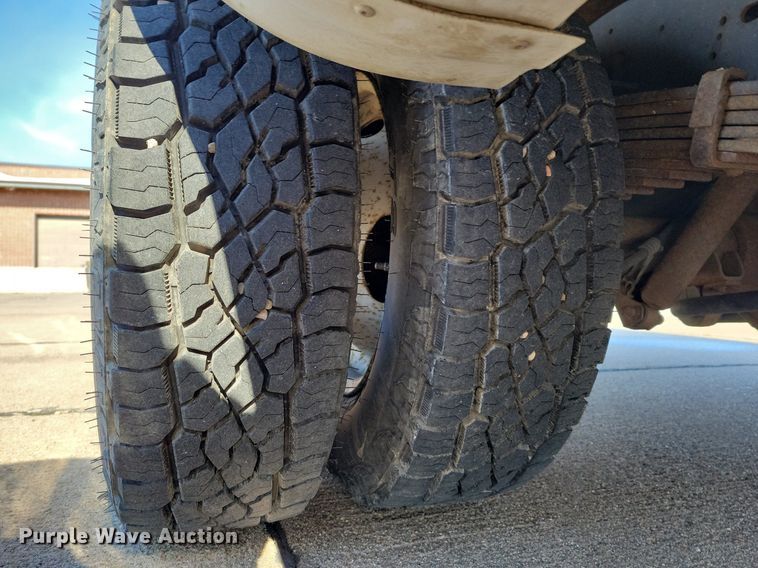 image for item DO4171 2010 Ford E450 Super Duty  shuttle bus