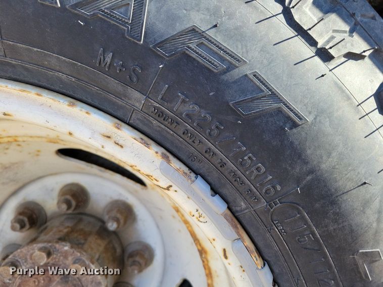 image for item DO4171 2010 Ford E450 Super Duty  shuttle bus