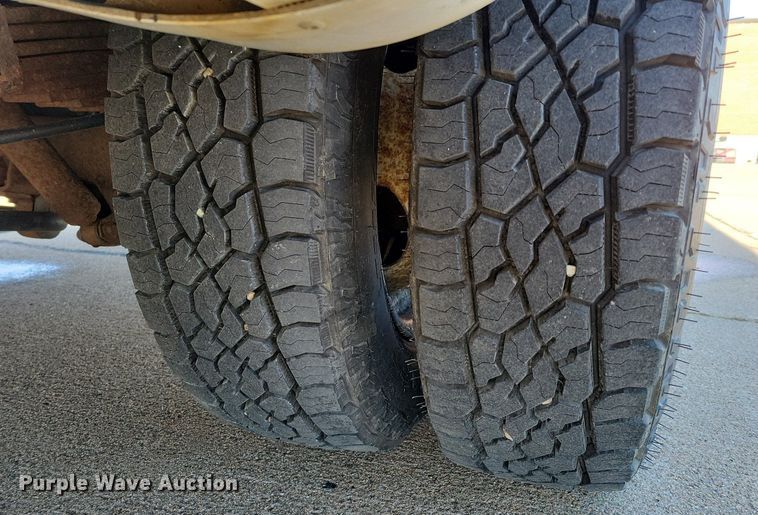 image for item DO4171 2010 Ford E450 Super Duty  shuttle bus