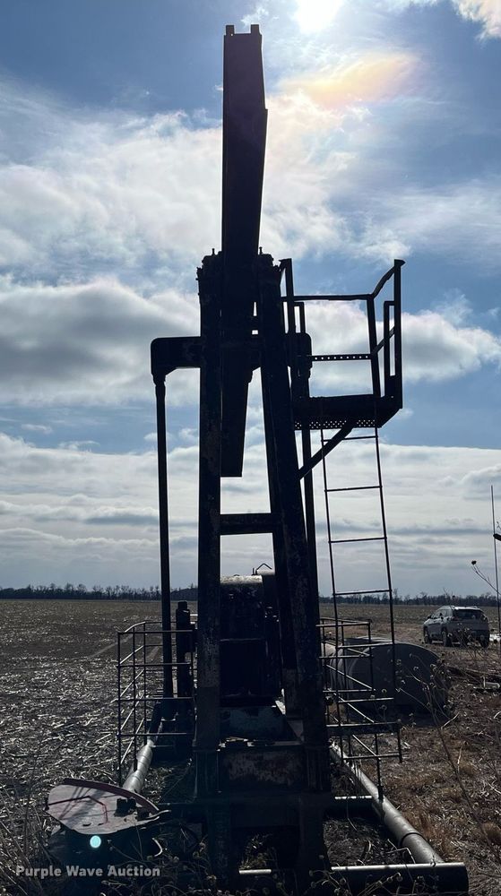 image for item DQ4046 Parkersburg C114SK  oilfield pump jack