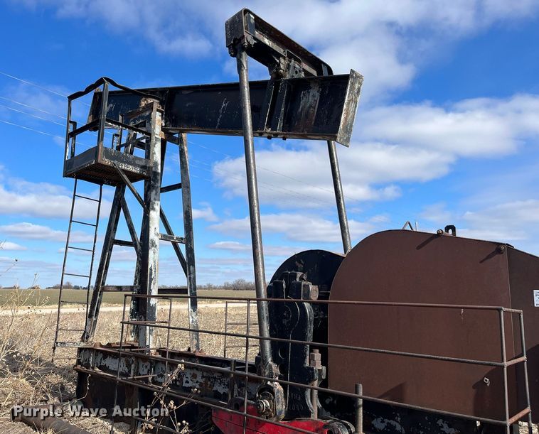 image for item DQ4046 Parkersburg C114SK  oilfield pump jack