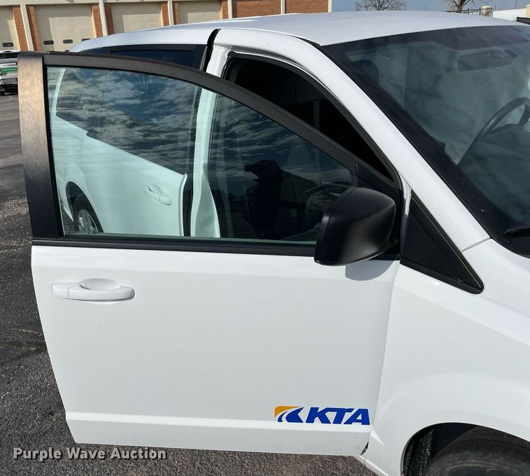 image for item DQ4052 2018 Dodge Grand Caravan  van