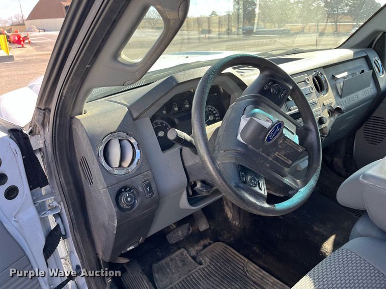 image for item DQ4055 2016 Ford F250 Super Duty  pickup truck cab and chassis