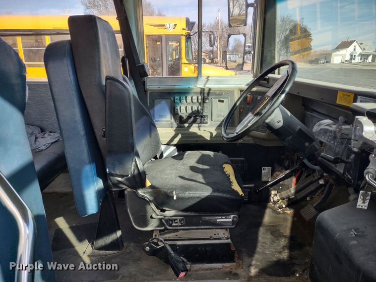 image for item DR8169 1999 International 3800  school bus