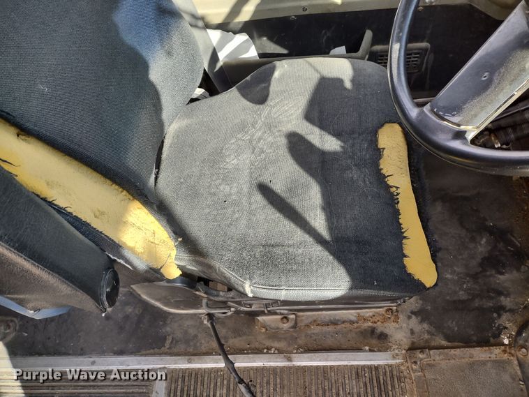 image for item DR8169 1999 International 3800  school bus