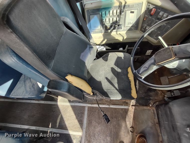 image for item DR8169 1999 International 3800  school bus