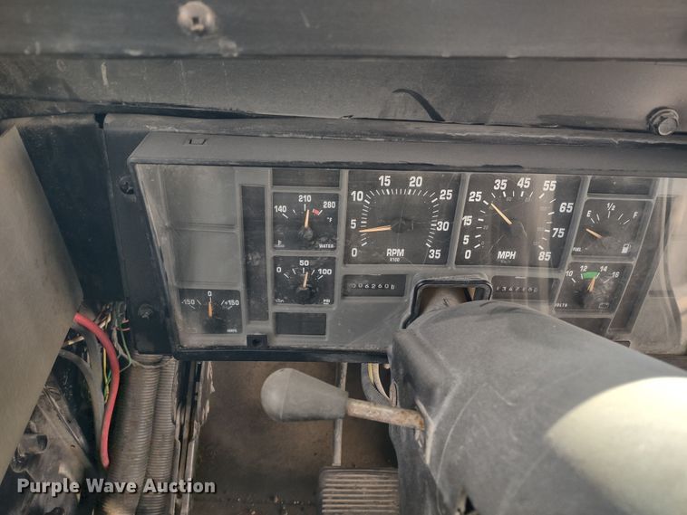 image for item DR8169 1999 International 3800  school bus