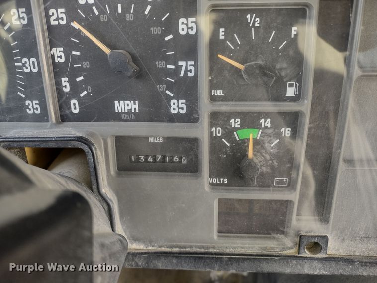 image for item DR8169 1999 International 3800  school bus