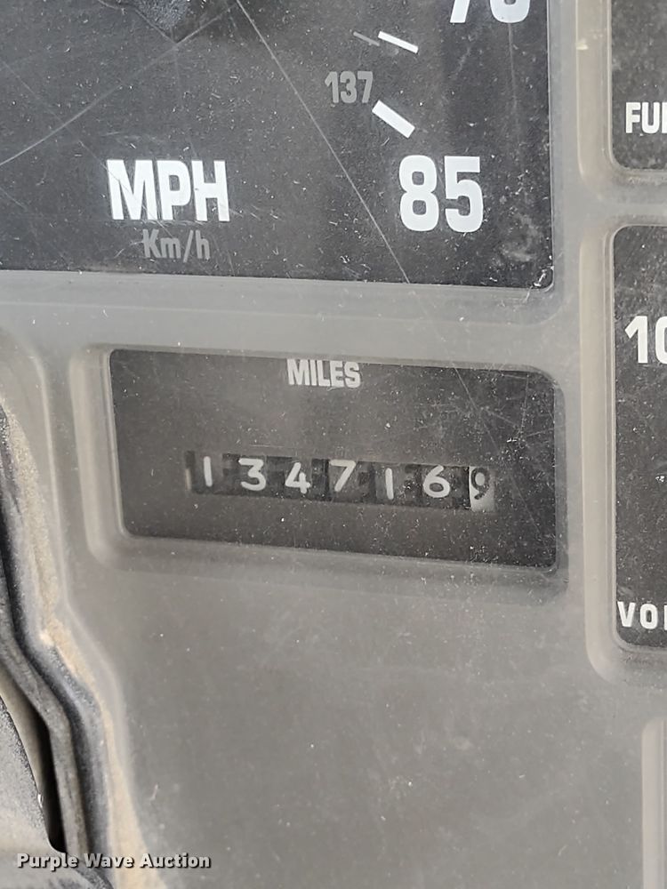 image for item DR8169 1999 International 3800  school bus