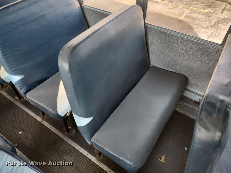 image for item DR8169 1999 International 3800  school bus