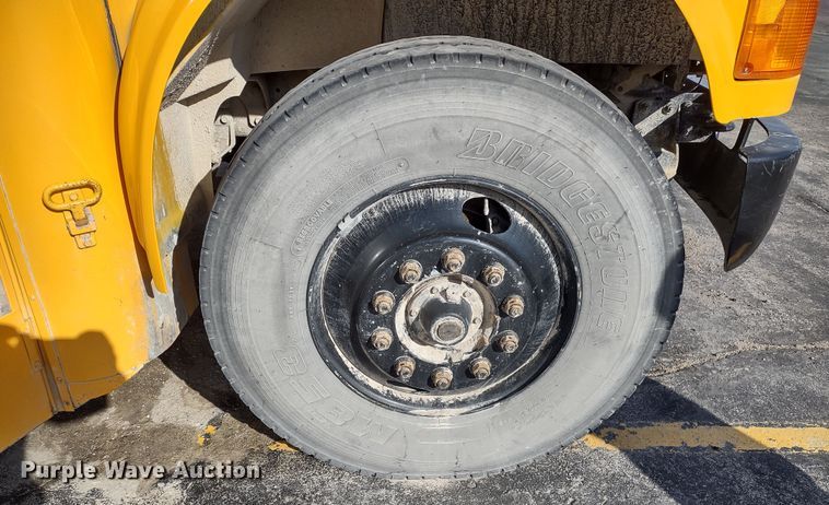 image for item DR8169 1999 International 3800  school bus