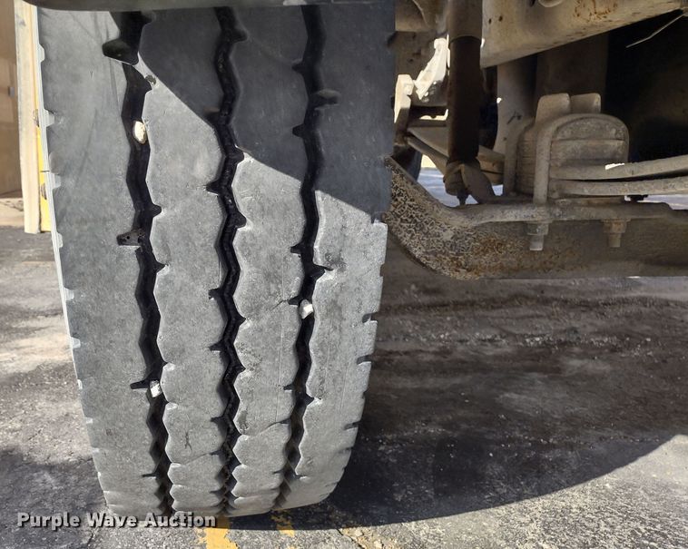 image for item DR8169 1999 International 3800  school bus