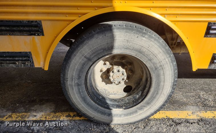 image for item DR8169 1999 International 3800  school bus