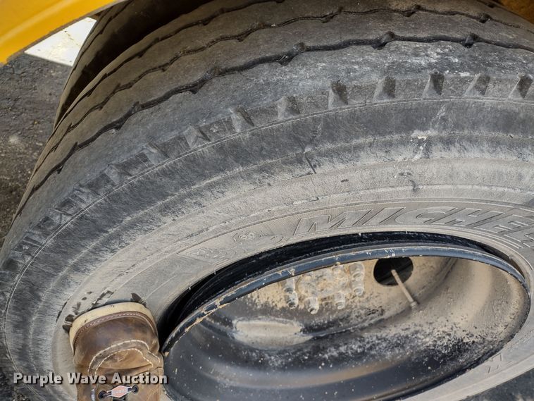 image for item DR8169 1999 International 3800  school bus