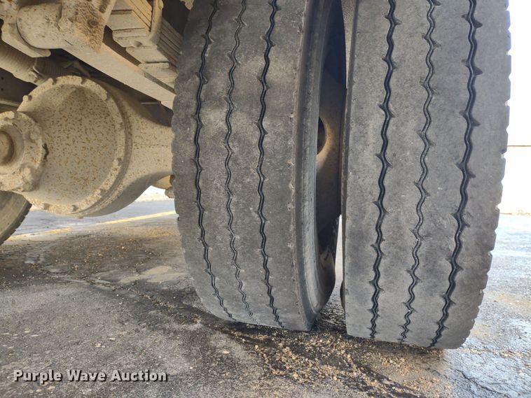 image for item DR8169 1999 International 3800  school bus