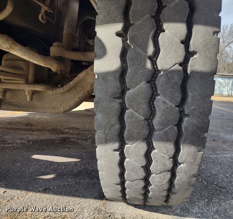 image for item DR8169 1999 International 3800  school bus