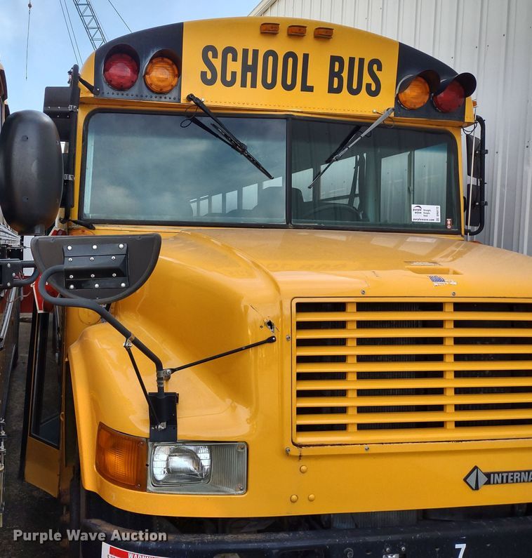 image for item DR8172 1999 International 3800  school bus