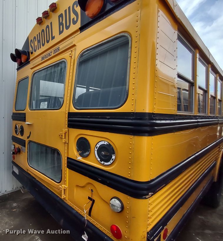 image for item DR8172 1999 International 3800  school bus