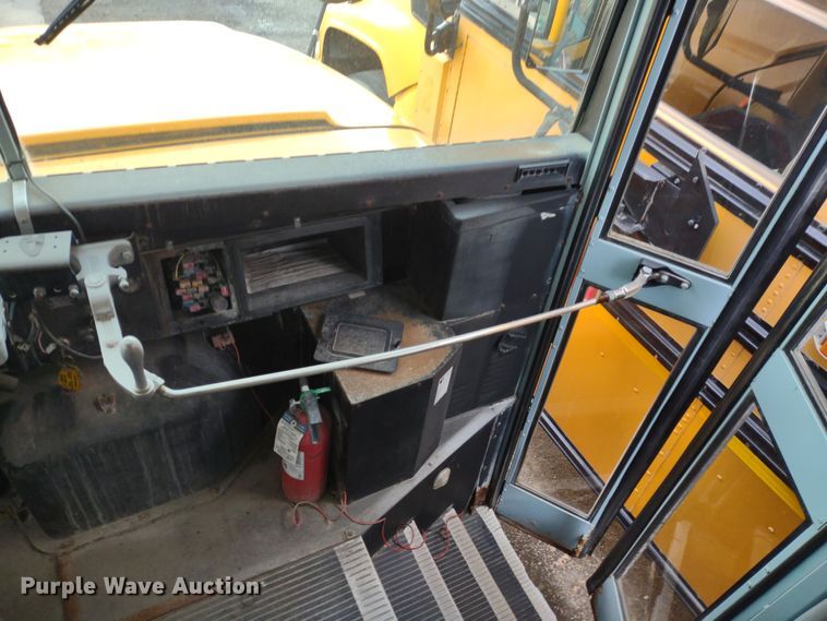 image for item DR8172 1999 International 3800  school bus