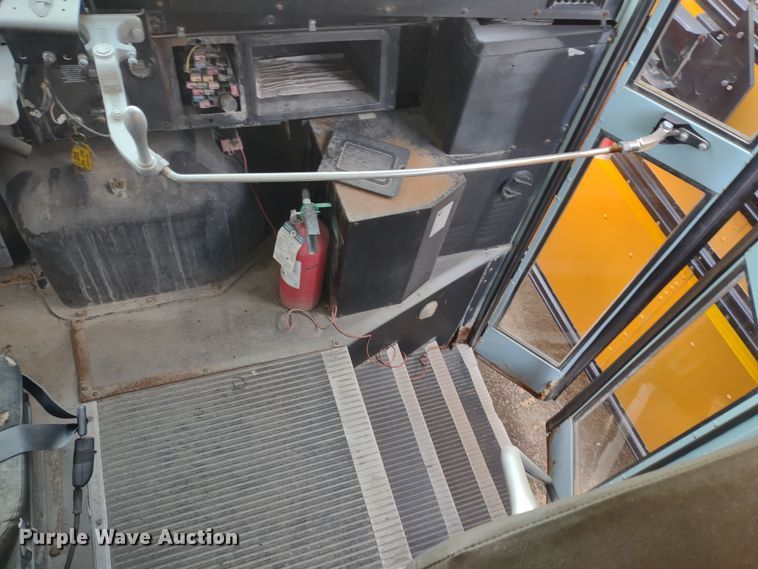 image for item DR8172 1999 International 3800  school bus