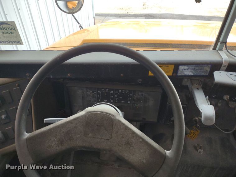 image for item DR8172 1999 International 3800  school bus