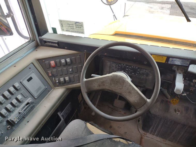 image for item DR8172 1999 International 3800  school bus