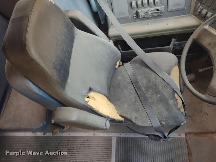 image for item DR8172 1999 International 3800  school bus