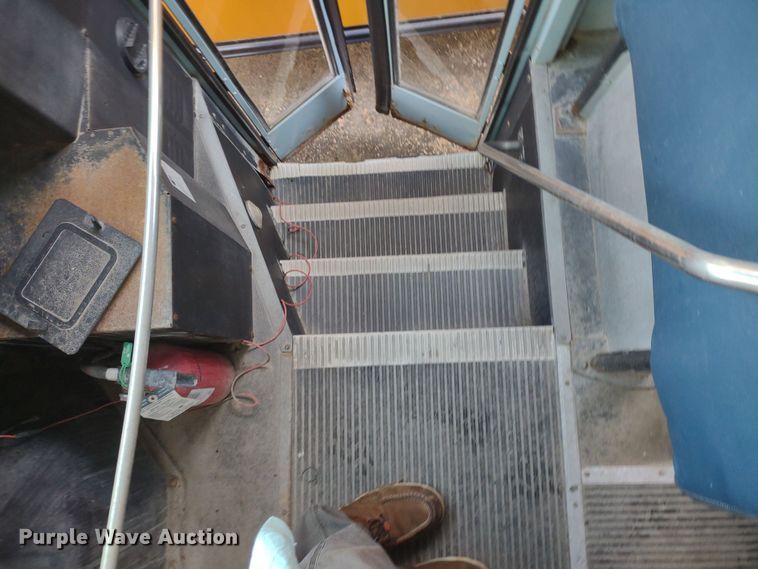 image for item DR8172 1999 International 3800  school bus