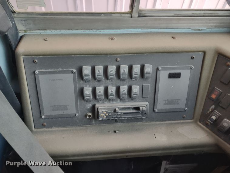 image for item DR8172 1999 International 3800  school bus